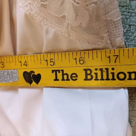 Vintage Vanity Fair Off-White Lace Full Slip. Made In USA. - Picture 14 of 16